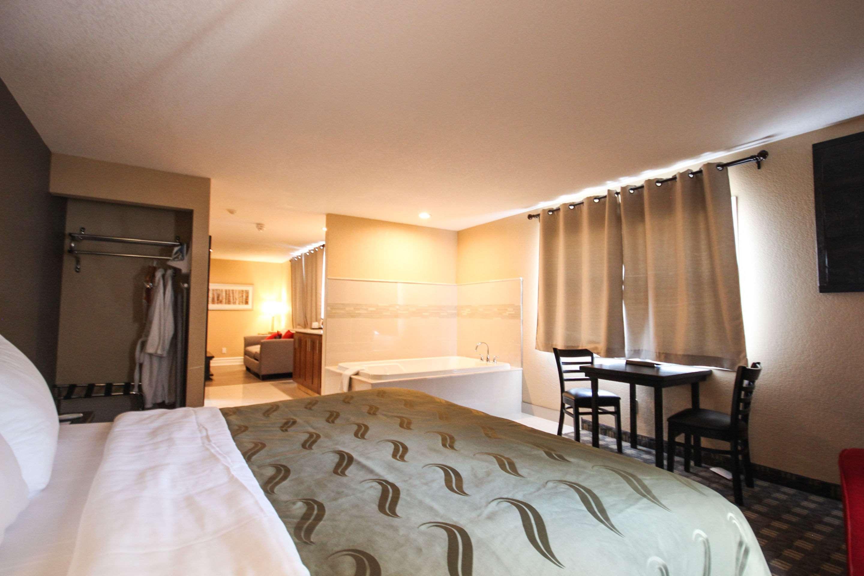Quality Inn Брейсбридж Екстериор снимка