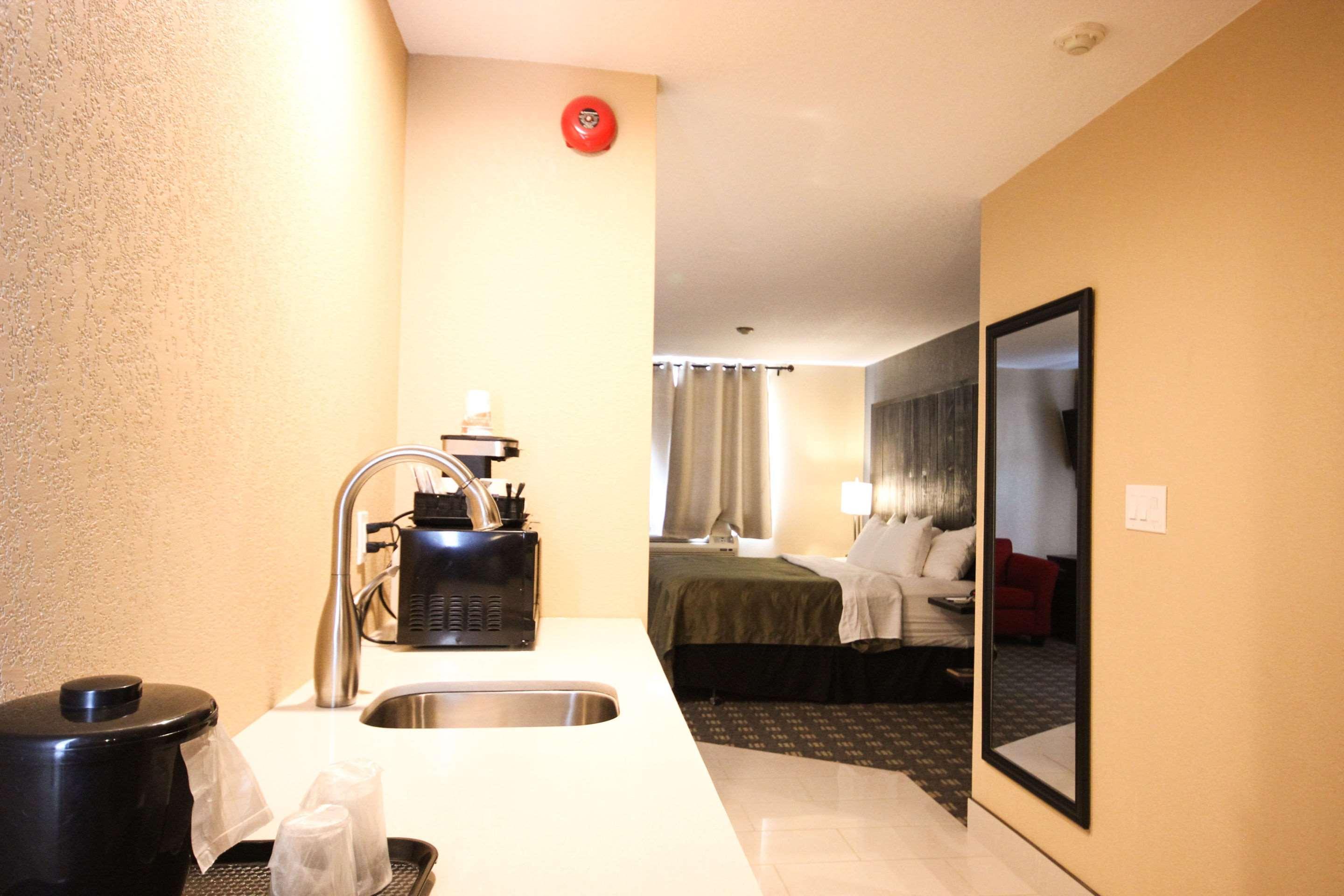 Quality Inn Брейсбридж Екстериор снимка