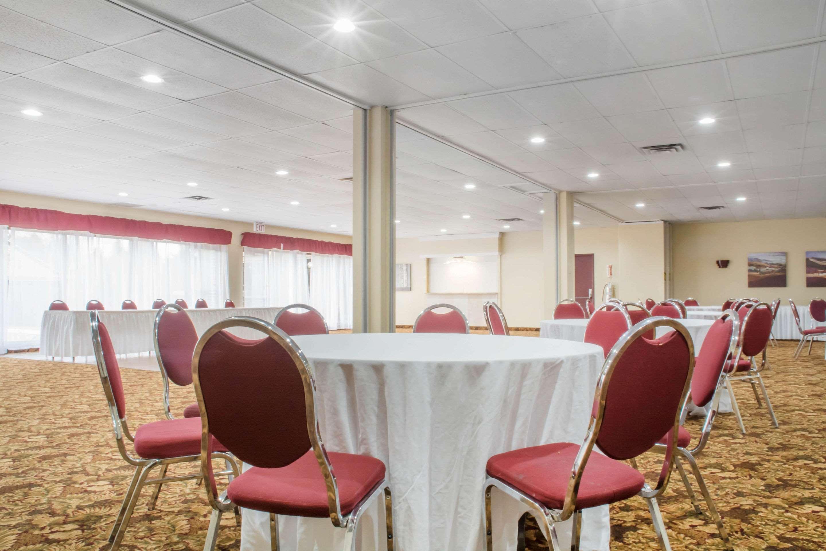 Quality Inn Брейсбридж Екстериор снимка